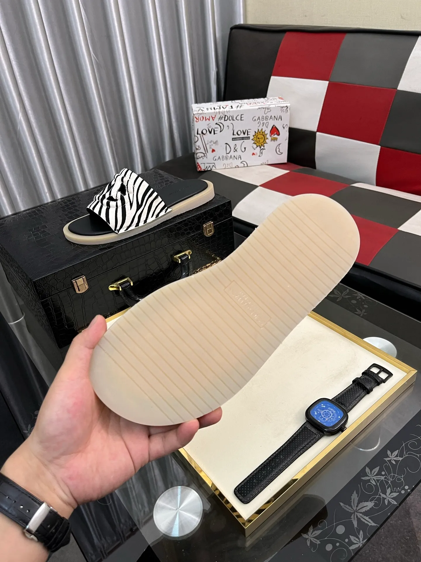 Men's Men's Shoes 💰340⌚️⌚️ (DG) The latest casual slippers are fashionable and versatile, and can add luster to various looks. Create an exquisite design with unique dynamic vitality and modern atmosphere, showing modern elegance. Size: 38-442️⃣Colors available
